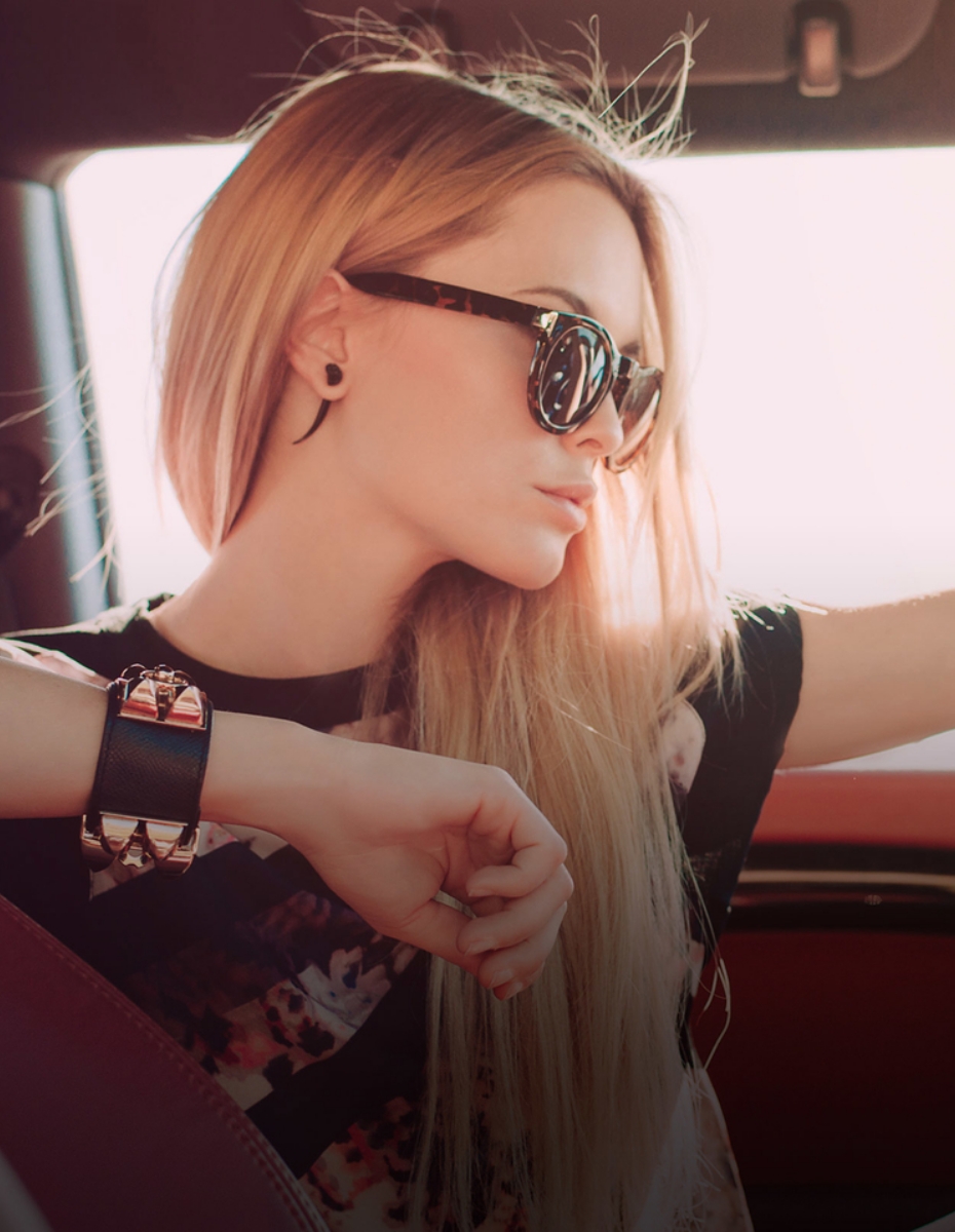 Junge Frau mit Brille und Nietenarmband.