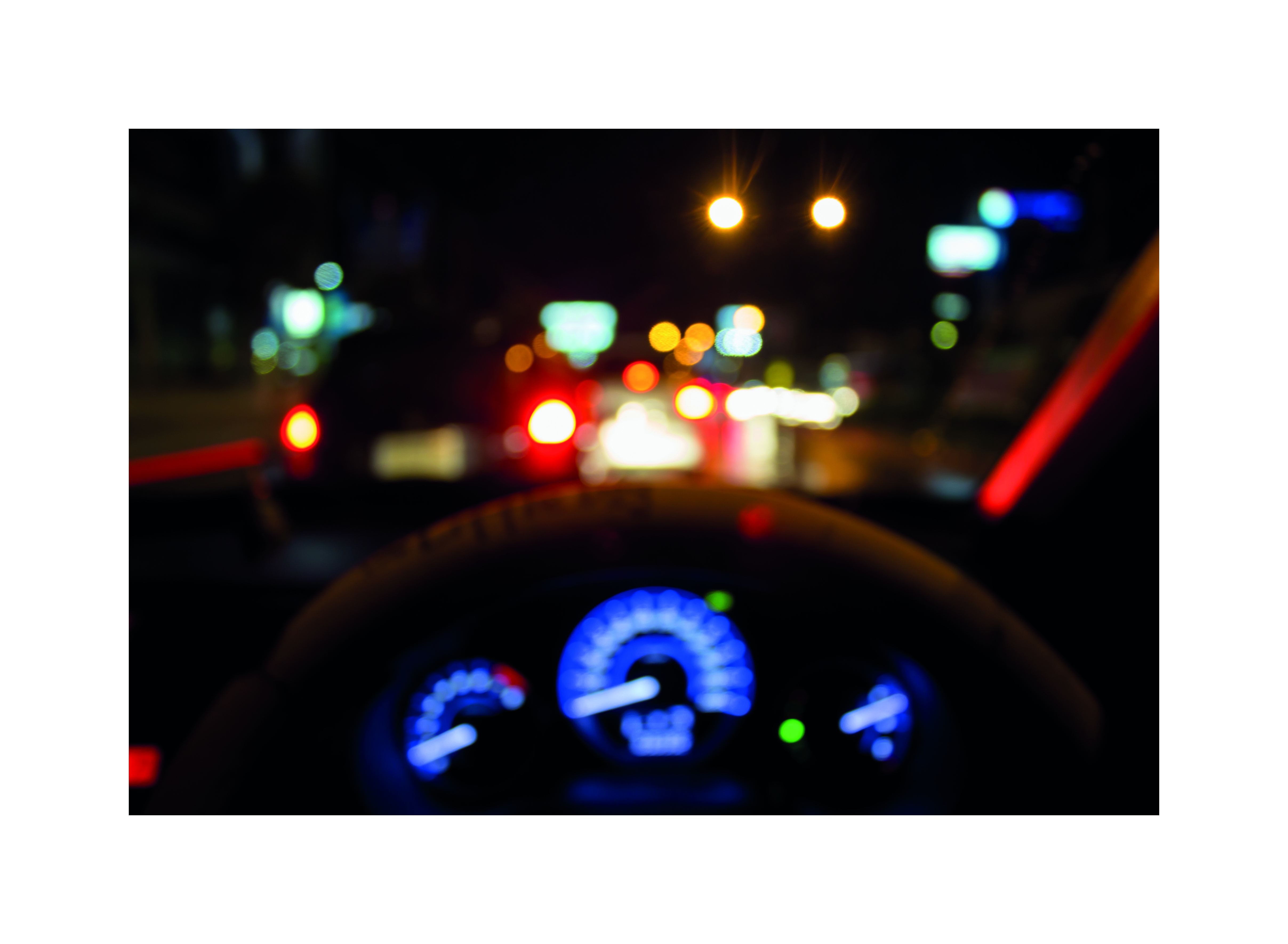 Junge Frau mit Brille und Nietenarmband.