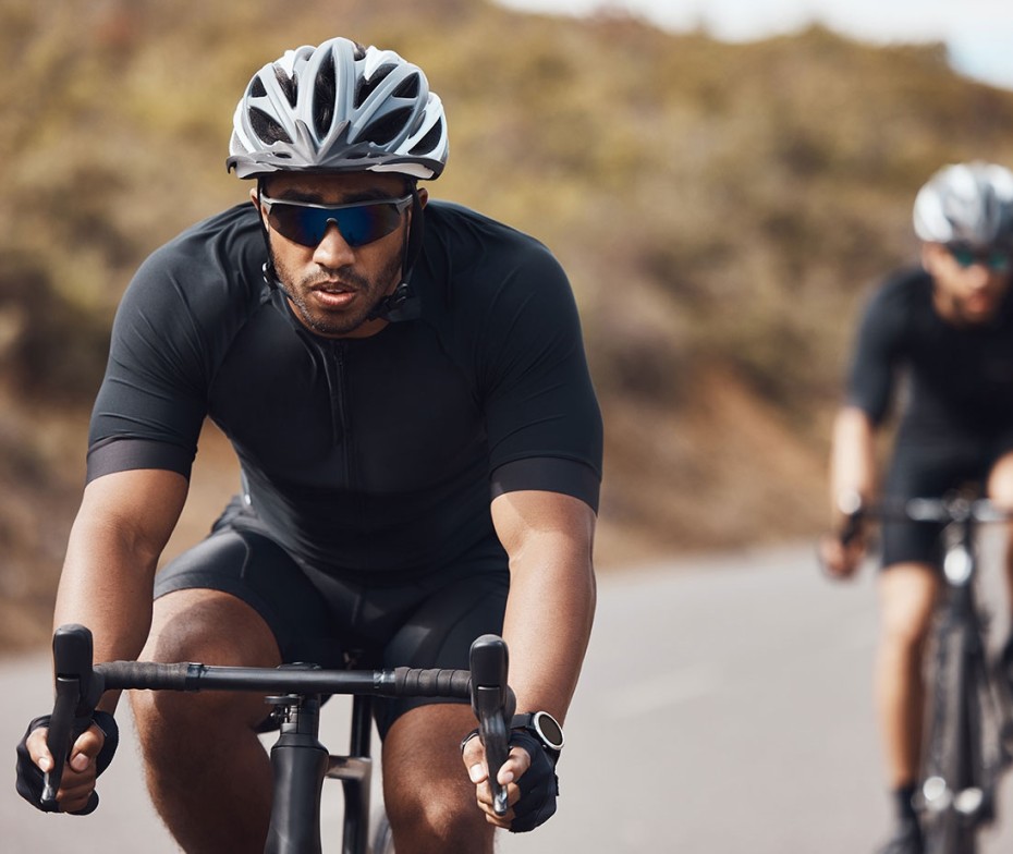 Zwei Männer mit Sportbrillen beim Fahrradfahren